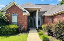 141 St James Place, Grenada, MS 38901