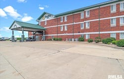 200 COMFORT Drive, Jacksonville, IL 62650