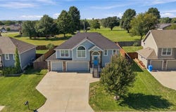 824 N Oak Terrace, Tonganoxie, KS 66086