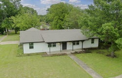 1104 Williamsburg Drive, Ennis, TX 75119