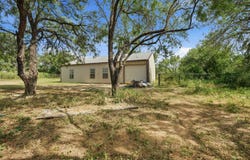 909 County Road 669, Devine, TX 78016