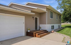 400 Sunrise Cir, Garretson, SD 57030