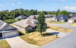 2305 Regency LN, Barling, AR 72923