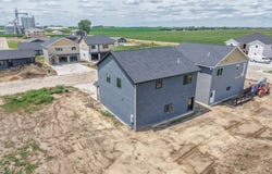 2106 Elm St, Hull, IA 51239