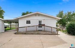 932 S Harrington Ave, Sioux Falls, SD 57103