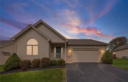 8 Autumn Trl, Webster, NY 14580
