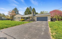 4 PLEASANT Drive, LANCASTER, PA 17602