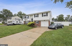 2 WALNUT Drive, BURLINGTON, NJ 08016