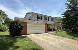 2022 E Woodview Drive, Mount Prospect, IL 60056