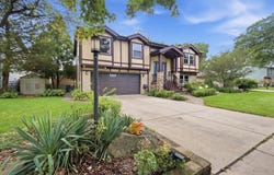 135 W King Arthur Court, Palatine, IL 60067