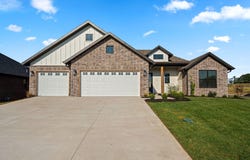 1646 S Pinecone Path, Springfield, MO 65809