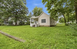 114 E College Street, Aurora, MO 65605