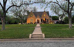 710 W 11th St, Taylor, TX 76574