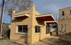 109 NE 2nd St, Smithville, TX 78957