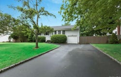 10 Brian Drive, East Islip, NY 11730