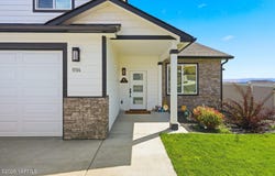 9106 Hawthorne Dr, Yakima, WA 98908