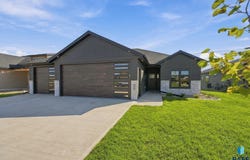 416 N Almond Ave, Brandon, SD 57005