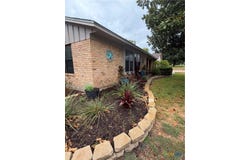 904 Carroll Dr, Yoakum, TX 77995