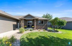 8220 S Grass Creek Dr, Sioux Falls, SD 57108