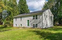 8 Coach Ln, Amherst, MA 01002