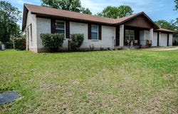 210 LOESCH Dr, Elgin, TX 78621