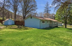 540 Rolling Hills Dr, Yreka, CA 96097