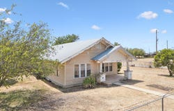 201 E Harris St, Dilley, TX 78017
