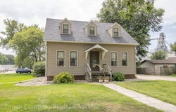 1332 1st St, Hull, IA 51239