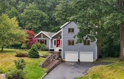 1 Utica Dr, Hudson, MA 01749
