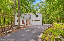 203 St Andrews Drive, Bushkill, PA 18324