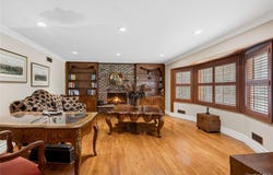 50 Flamingo Road, Roslyn, NY 11576