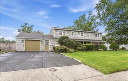 1 Greentree Circle, Westbury, NY 11590