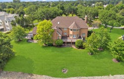 5 S Meadow Court, South Barrington, IL 60010
