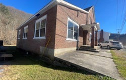 201 Old Kentucky Tpke, Cedar Bluff, VA 24609