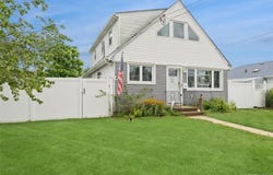 231 E Hampton Road, Lindenhurst, NY 11757