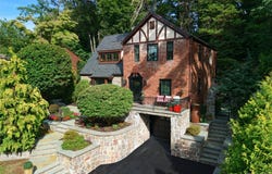 17 Sinclair Martin Drive, Roslyn, NY 11576