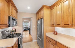 83 Eastern States Pkwy, Somerville Boro, NJ 08876-2634