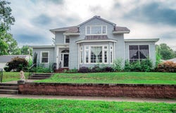 208 4th St, Carmi, IL 62821