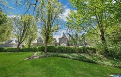 86 Fox Hedge Road, Saddle River, NJ 07458