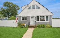 231 E Hampton Road, Lindenhurst, NY 11757