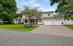 4 Royal Oak Court, Holbrook, NY 11741