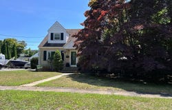 24 Gates Street, Greenlawn, NY 11740