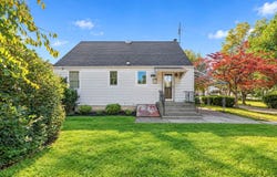 31 Charles Street, Hicksville, NY 11801