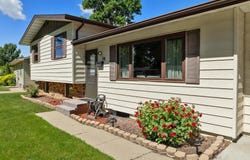 10 22nd St SW, Minot, ND 58701