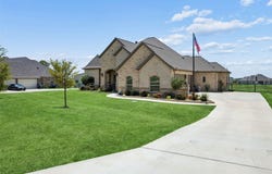 135 Stanford Lane, Springtown, TX 76082