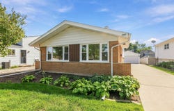 255 E Parkside Avenue, Lombard, IL 60148