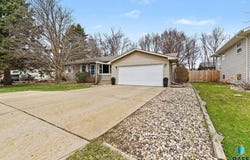 1402 NE 3rd St, Madison, SD 57042
