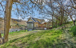 499 1ST St, Maupin, OR 97037