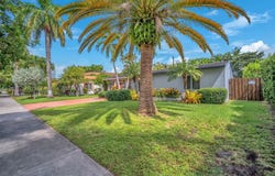 907 NE 5th St, Hallandale Beach, FL 33009