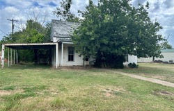 916 W Mesquite Street, Coleman, TX 76834